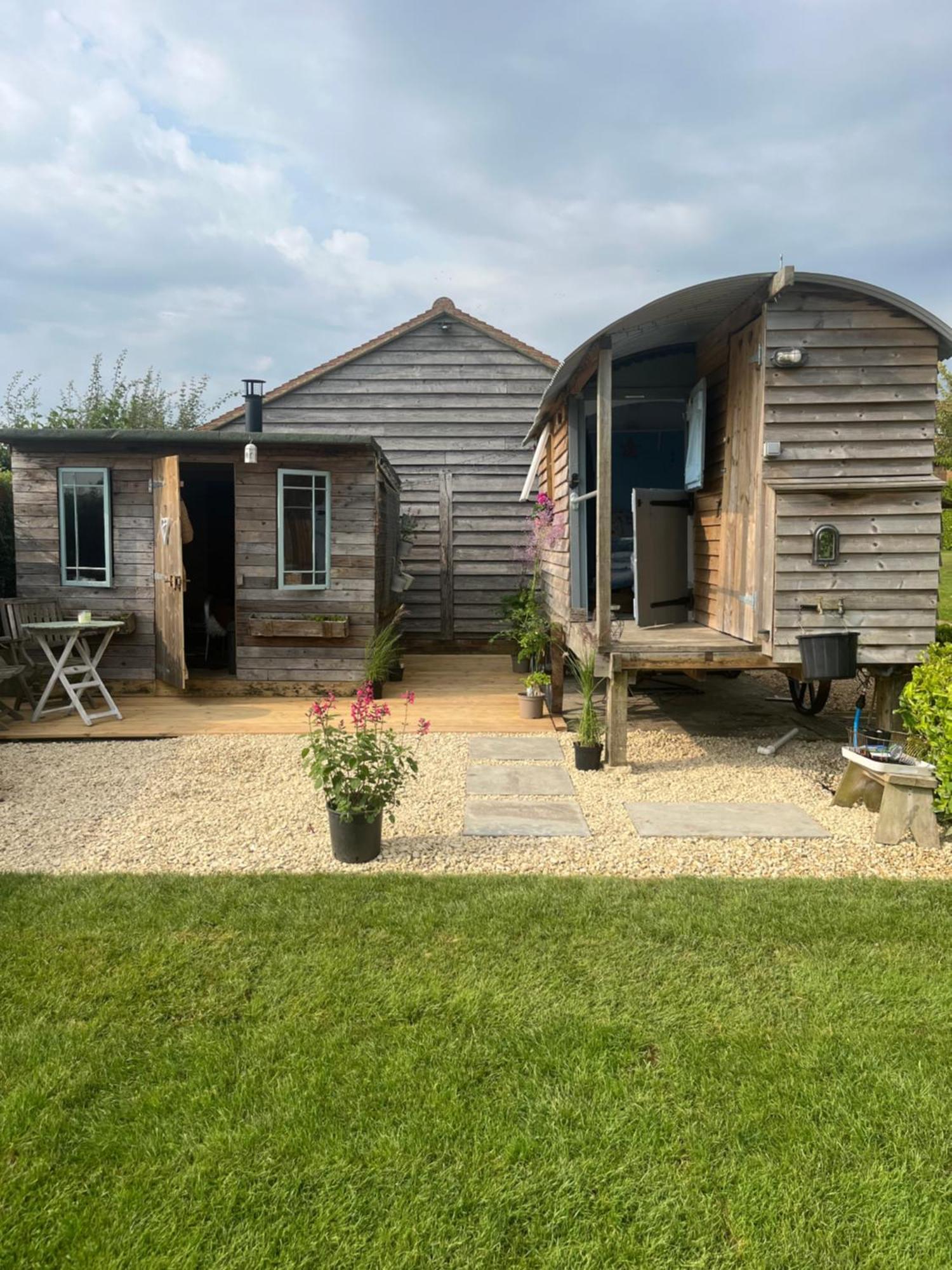 The Hen House Shepherds Hut With Hot Tub Chittoe