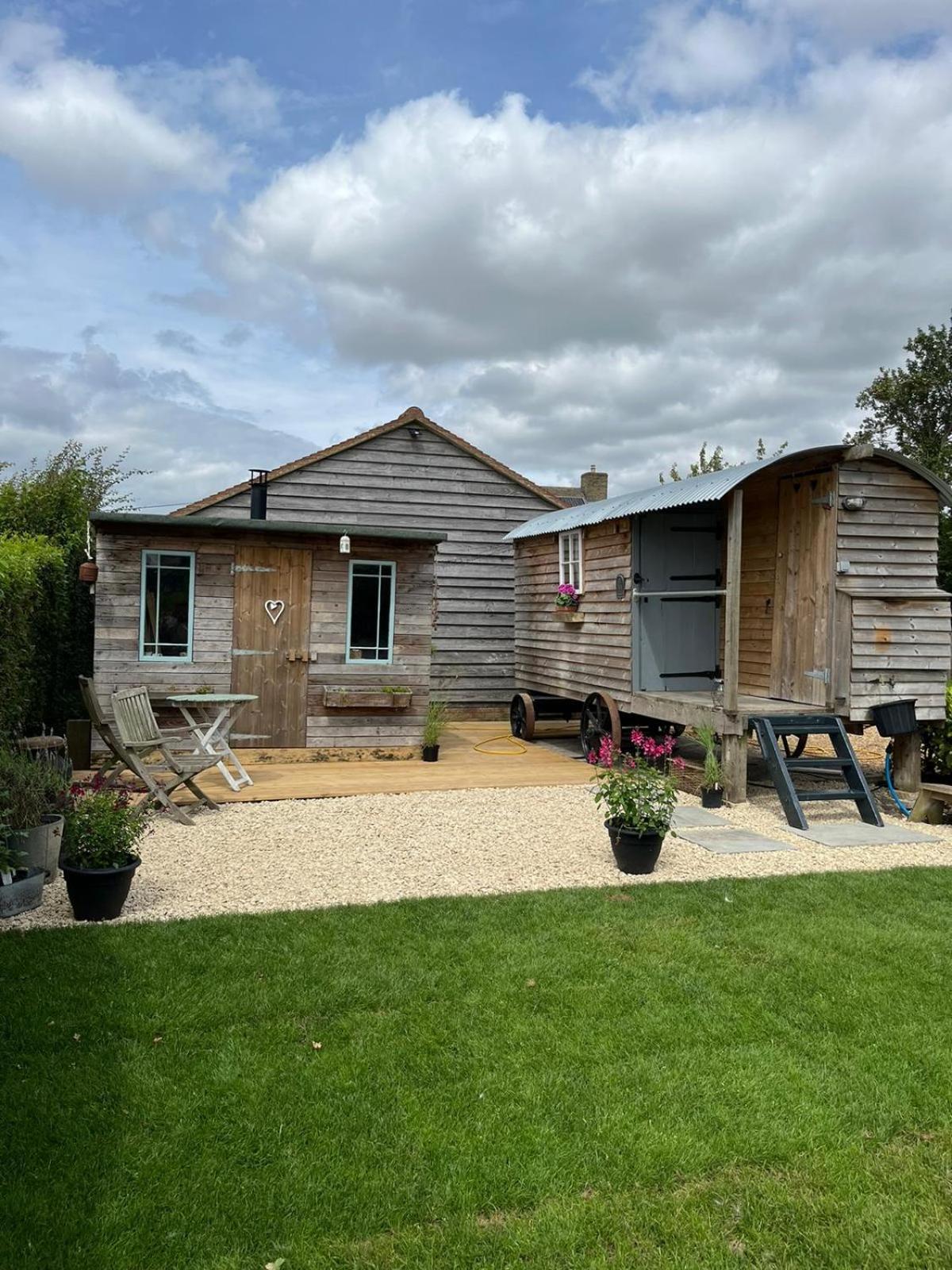 Luxury tent The Hen House Shepherds Hut With Hot Tub *