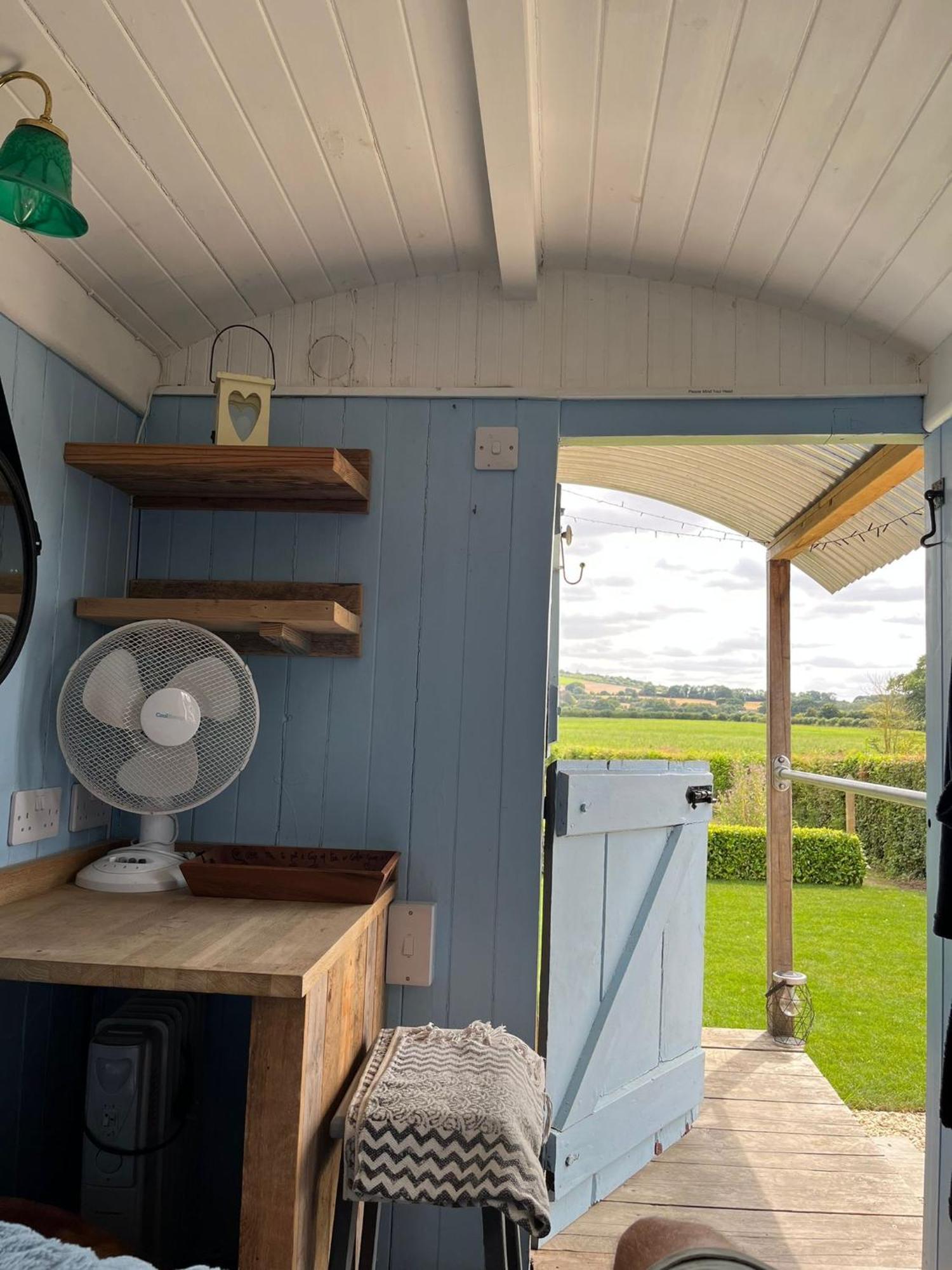 The Hen House Shepherds Hut With Hot Tub Luxury tent *
