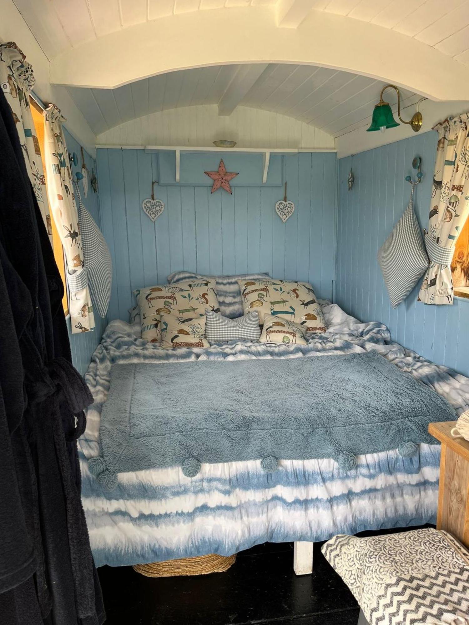 The Hen House Shepherds Hut With Hot Tub * Chittoe