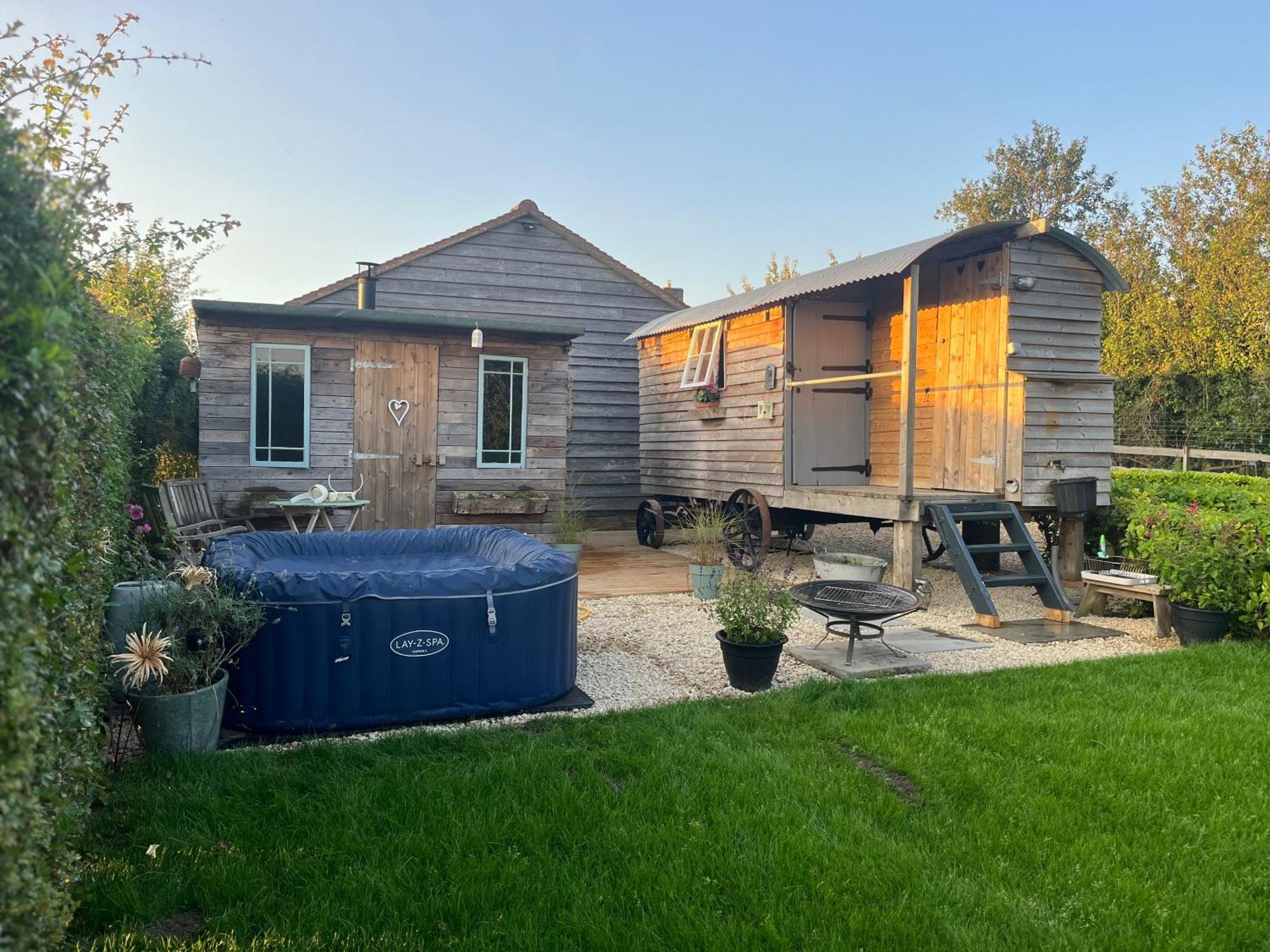 Luxury tent The Hen House Shepherds Hut With Hot Tub